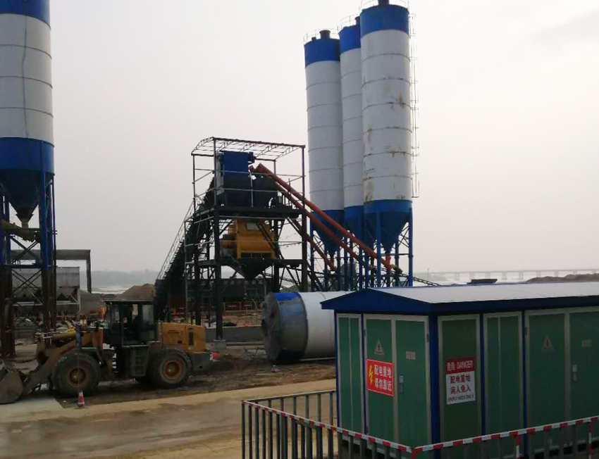 hzs180混凝土攪拌站調(diào)試現(xiàn)場(chǎng)